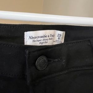 Abercrombie& Fitch (Black)The Super Skinny Ankle High Rise